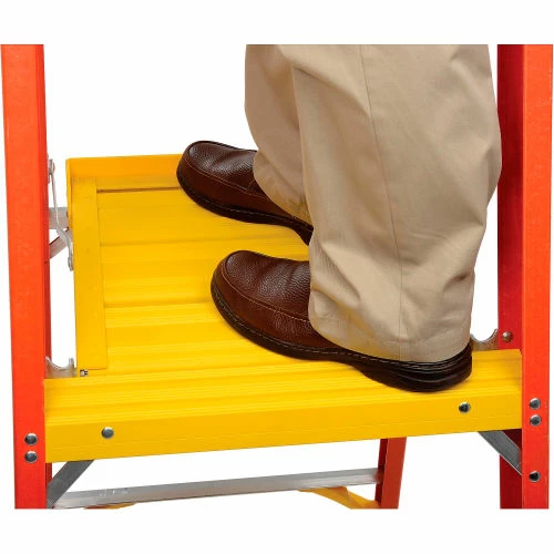 Werner 3' Type 1A Fiberglass Podium Ladder - PD6203 4 Werner 3' Type 1A Fiberglass Podium Ladder - PD6203 - Image 4